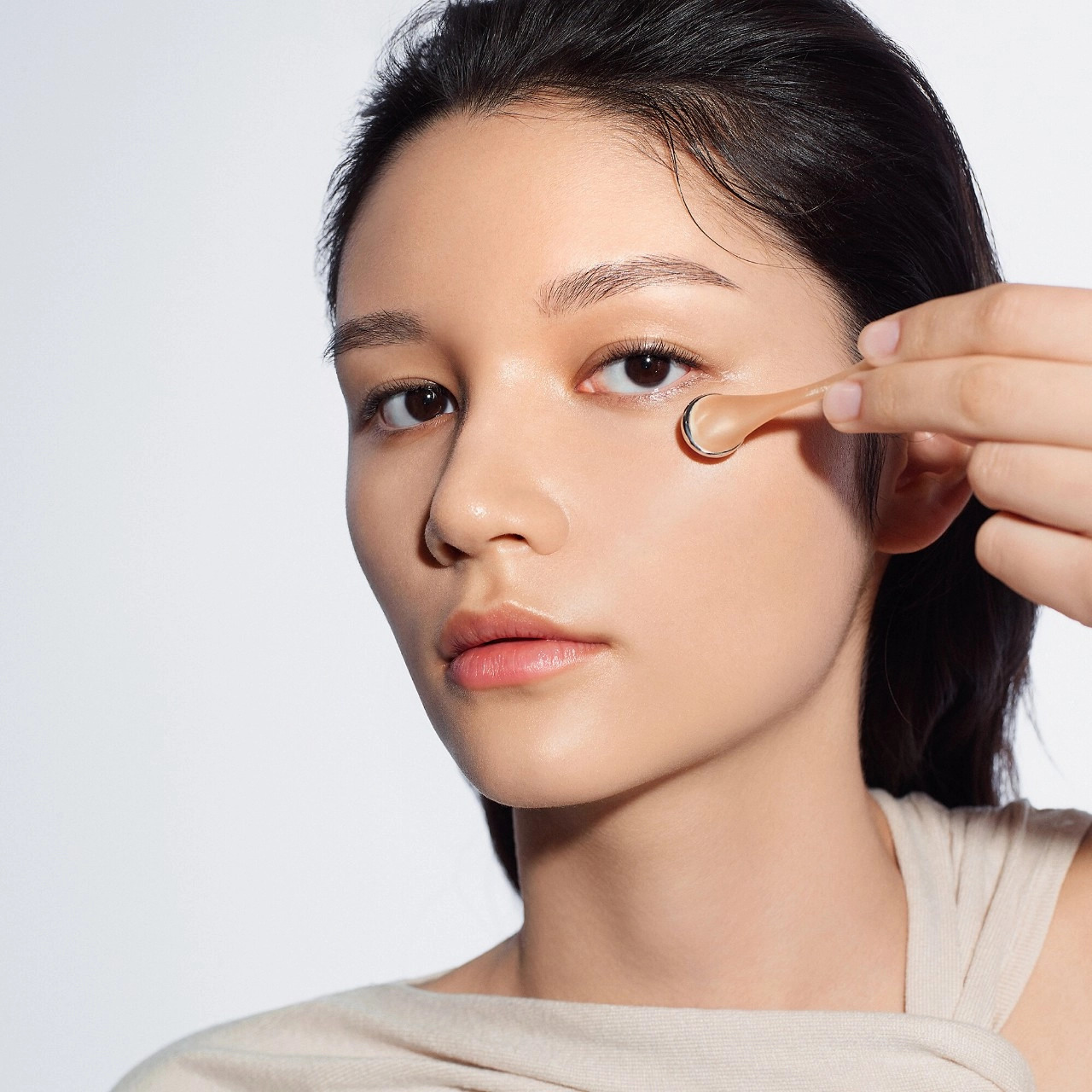 Thanh lăn giúp tăng hiệu quả của kem dưỡng mắt nhân sâm cô đặc